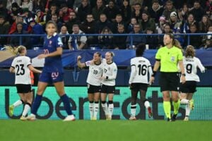 Die deutsche Mittelfeldspielerin Nr. 19 Klara Bühl (CL) jubelt nach dem zweiten Tor für Deutschland im Halbfinale der UEFA Women's Nations League zwischen Frankreich und Deutschland im Michel-d'Ornano-Stadion in Caen, Nordwestfrankreich, am 28. Oktober 2025. (Foto: LOU BENOIST / AFP)