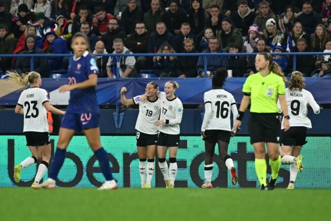 Die deutsche Mittelfeldspielerin Nr. 19 Klara Bühl (CL) jubelt nach dem zweiten Tor für Deutschland im Halbfinale der UEFA Women's Nations League zwischen Frankreich und Deutschland im Michel-d'Ornano-Stadion in Caen, Nordwestfrankreich, am 28. Oktober 2025. (Foto: LOU BENOIST / AFP)