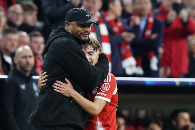 Der Cheftrainer des FC Bayern München, Vincent Kompany (links), freut sich mit dem deutschen Mittelfeldspieler #42 Lennart Karl, nachdem Karl während des UEFA Champions League-Fußballspiels zwischen dem FC Bayern München und Club Brügge am 22. Oktober 2025 sein erstes Champions League Tor erzielte.(Foto: Alexandra BEIER / AFP)