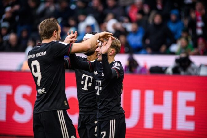 MÜNCHENGLADBACH, DEUTSCHLAND – 25. OKTOBER 2025: Harry Kane, Lennart Karl – Das 1. Bundesliga-Spiel Borussia Mönchengladbach gegen FC Bayern München im Borussia-Park. (Foto Depositphotos.com)