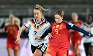 Die deutsche Verteidigerin Giulia Gwinn (links) und die spanische Stürmerin Esther Gonzalez (#09) kämpfen um den Ball während des Hinspiels des Finales der UEFA Women's Nations League zwischen Deutschland und Spanien am 28. November 2025 in Kaiserslautern, Westdeutschland. (Foto: THOMAS KIENZLE / AFP)