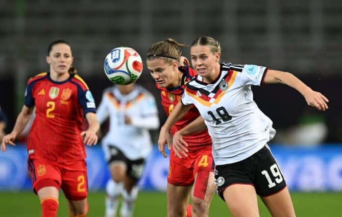 Die deutsche Mittelfeldspielerin Nr. 19 Klara Bühl (rechts) und die spanische Verteidigerin Nr. 04 Irene Paredes kämpfen um den Ball während des Hinspiels des Finales der UEFA Women's Nations League zwischen Deutschland und Spanien in Kaiserslautern, am 28. November 2025. (Foto: THOMAS KIENZLE / AFP)