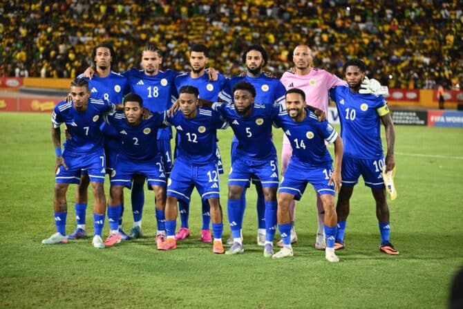 Die Spieler von Curaçao posieren vor Beginn des WM-Qualifikationsspiels zwischen Jamaika und Curaçao im Nationalstadion in Kingston, Jamaika, am 18. November 2025 für ein Mannschaftsfoto. (Foto: Ricardo Makyn / AFP)