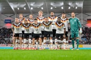 Neues DFB Trikot 2026 & Aufstellung - Die deutschen Nationalspieler vor dem Fußballspiel der Gruppe A der Europa-Qualifikation zur Weltmeisterschaft 2026 zwischen Luxemburg und Deutschland am 14. November 2025 (Foto: JOHN THYS / AFP)