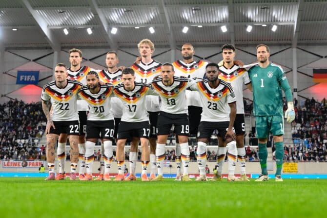 Neues DFB Trikot 2026 & Aufstellung - Die deutschen Nationalspieler vor dem Fußballspiel der Gruppe A der Europa-Qualifikation zur Weltmeisterschaft 2026 zwischen Luxemburg und Deutschland am 14. November 2025 (Foto: JOHN THYS / AFP)