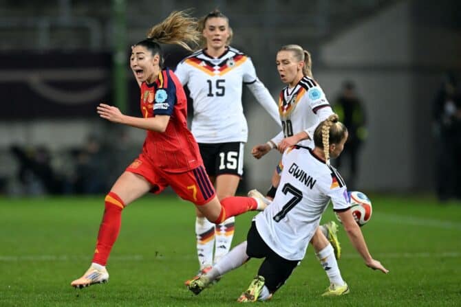 Die spanische Verteidigerin #07 Olga Carmona (links) und die deutsche Verteidigerin Giulia Gwinn kämpfen um den Ball während des Hinspiels des Finales der UEFA Women's Nations League zwischen Deutschland und Spanien in Kaiserslautern, Westdeutschland, am 28. November 2025. (Foto: THOMAS KIENZLE / AFP)