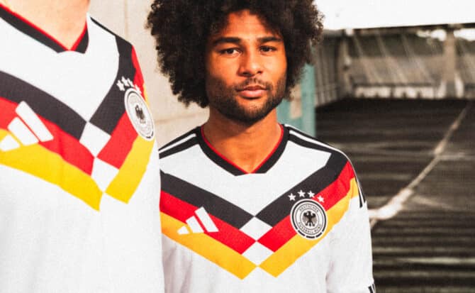 Das neue DFB WM Trikot präsentiert von Serge Gnabry