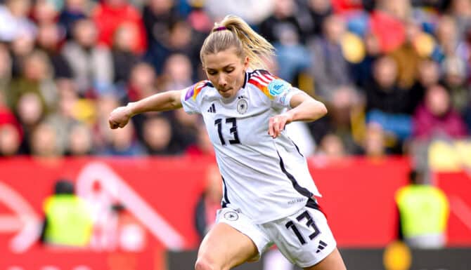 DFB Frauen Nationalspielerin Elisa Senß: Wir müssen uns vor Spanien nicht verstecken (Foto Depositphotos.com)