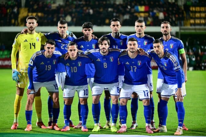 Die italienischen Spieler posieren vor dem Fußballspiel der Qualifikationsrunde zur Weltmeisterschaft 2026 in der Gruppe I der Europa-Zone zwischen Moldawien und Italien im Zimbru-Stadion in Chisinau am 13. November 2025 für ein Foto. (Foto: Daniel MIHAILESCU / AFP)