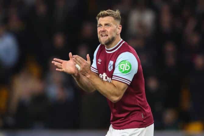 Niclas Füllkrug von West Ham United feuert seine Teamkollegen während des Premier-League-Spiels Wolverhampton Wanderers gegen West Ham United im Molineux-Stadion in Wolverhampton, Großbritannien, am 1. April 2025 an.(Foto: Gareth Evans/News Images)