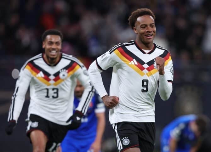 Der deutsche Mittelfeldspieler #09 Assan Ouedraogo (rechts) jubelt nach seinem sechsten Tor für seine Mannschaft während des Fußballspiels der Gruppe A der FIFA-WM-Qualifikation 2026 zwischen Deutschland und der Slowakei in der Red Bull Arena in Leipzig, Ostdeutschland, am 17. November 2025. (Foto: Ronny HARTMANN / AFP)