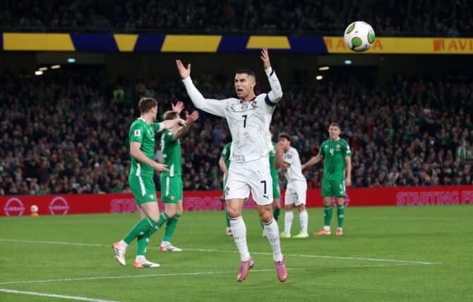 Der portugiesische Stürmer Cristiano Ronaldo reagiert während des Qualifikationsspiels zur Fußball-Weltmeisterschaft 2026 der Männer in der Gruppe F zwischen Irland und Portugal im Aviva Stadium in Dublin am 13. November 2025. WM Qualifikation - Rote Karte für Ronaldo – droht WM-Start ohne Portugals Rekordmann?

(Photo by Paul Faith / AFP)