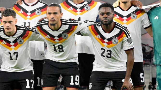 Leroy Sané im neuen DFB Trikot 2026 mit der Rückennummer 19 gegen Luxemburg in der WM-Quali 2026 (Foto: JOHN THYS / AFP)