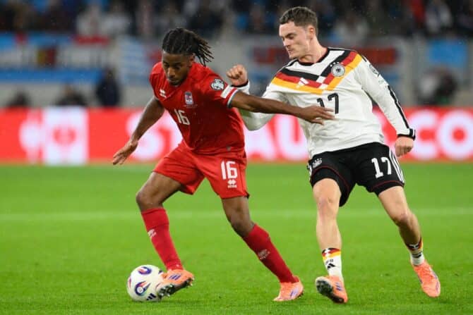 Der luxemburgische Mittelfeldspieler Nr. 16 Leandro Barreiro (links) kämpft mit dem deutschen Mittelfeldspieler Nr. 17 Florian Wirtz um den Ball während des Fußballspiels der Qualifikationsrunde zur Weltmeisterschaft 2026 in der Gruppe A der Europa-Zone zwischen Luxemburg und Deutschland im Luxemburger Stadion in Luxemburg am 14. November 2025. (Foto: JOHN THYS / AFP)