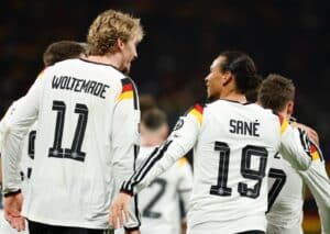 Der deutsche Mittelfeldspieler Nr. 19 Leroy Sané (rechts) jubelt mit dem deutschen Stürmer Nr. 11 Nick Woltemade, der das dritte Tor seiner Mannschaft im Fußballspiel der Gruppe A der FIFA-WM-Qualifikation 2026 zwischen Deutschland und der Slowakei in der Red Bull Arena in Leipzig, Ostdeutschland, am 17. November 2025 erzielt hat. (Foto: Odd ANDERSEN / AFP)