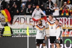 Der deutsche Stürmer Nr. 11 Nick Woltemade (Mitte) feiert das erste Tor seiner Mannschaft zusammen mit dem deutschen Mittelfeldspieler Nr. 20 Serge Gnabry (links) und dem deutschen Mittelfeldspieler Nr. 17 Florian Wirtz während des Fußballspiels der Qualifikationsrunde zur Weltmeisterschaft 2026 in der Gruppe A der Europa-Zone zwischen Luxemburg und Deutschland im Luxemburger Stadion in Luxemburg am 14. November 2025. (Foto: JOHN THYS / AFP)