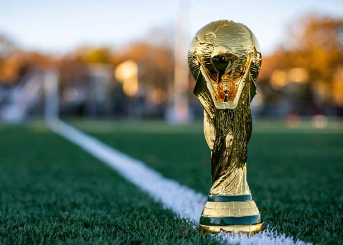 Der FIFA Wm Pokal (Photo byMy Profit Tutor, Unsplash)