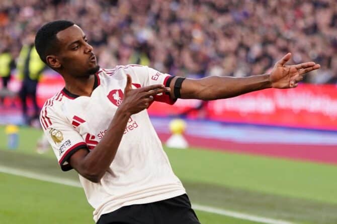 Alexander Isak of Liverpool celebrates during the Premier League match West Ham United vs Liverpool at London Stadium, London, United Kingdom, November 30, 2025.(Photo by Harvey Murphy/News Images)