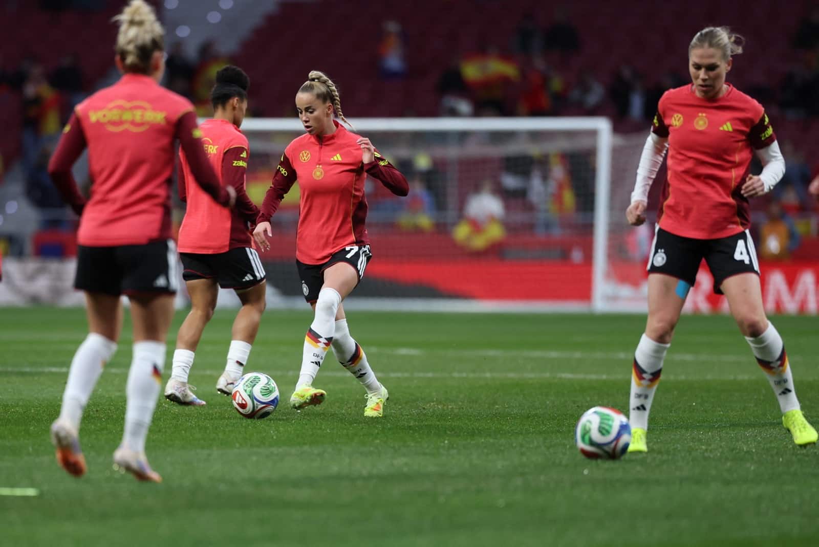 Die deutsche Verteidigerin #07 Giulia Gwinn (C) und ihre Teamkolleginnen wärmen sich vor dem Rückspiel des Finales der UEFA Women's Nations League zwischen Spanien und Deutschland im Metropolitano-Stadion in Madrid am 2. Dezember 2025 auf. (Foto: Thomas COEX / AFP)