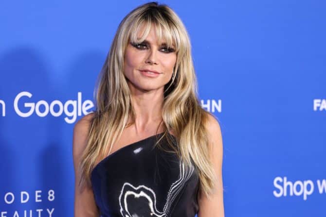 Heidi Klum im Kleid von Kate Barton in Hollywood - nun wird sie die WM-Auslosung 2026 moderieren. (Foto: Xavier Collin/Image Press Agency)