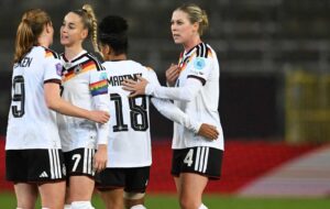 #09 Sjoeke Nuesken, #07 Giulia Gwinn, #18 Shekiera Martinez und #04 Rebecca Knaak nach dem Hinspielfinale der UEFA Women's Nations League zwischen Deutschland und Spanien am 28. November 2025 in Kaiserslautern. Das Spiel endete mit einem 0:0-Unentschieden. (Foto: THOMAS KIENZLE / AFP)
