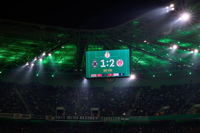 Mehr Transparenz für Fußballfans: Nachspielzeit bald sichtbar auf den Anzeigetafeln: Hier die Anzeigetafel beim Spiel Borussia Mönchengladbach gegen St.Pauli (Foto Depositphotos.com)