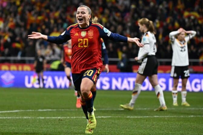 Die spanische Stürmerin Claudia Pina (#20) jubelt nach ihrem Tor im Rückspiel des Finales der UEFA Women's Nations League zwischen Spanien und Deutschland im Metropolitano-Stadion in Madrid am 2. Dezember 2025. (Foto: Javier SORIANO / AFP)