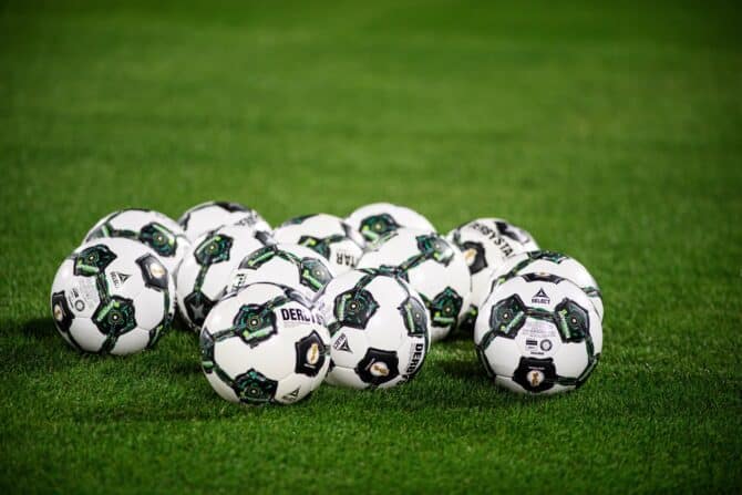 Der Spielball von Derbystar - Fußballspiel, Elfmeter, Tor, Stadion(Foto Depositphotos.com)