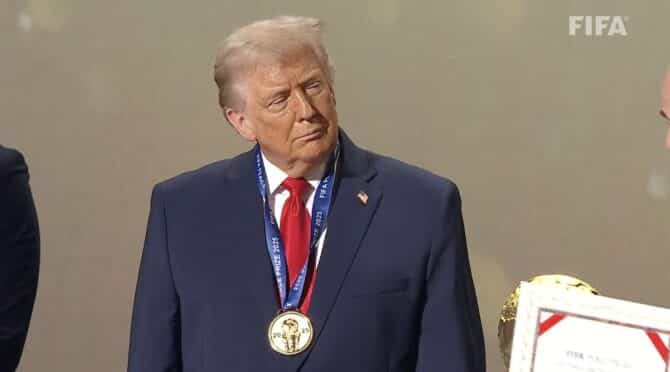 Präsident erhält den neu geschaffenen FIFA Friedenspreis