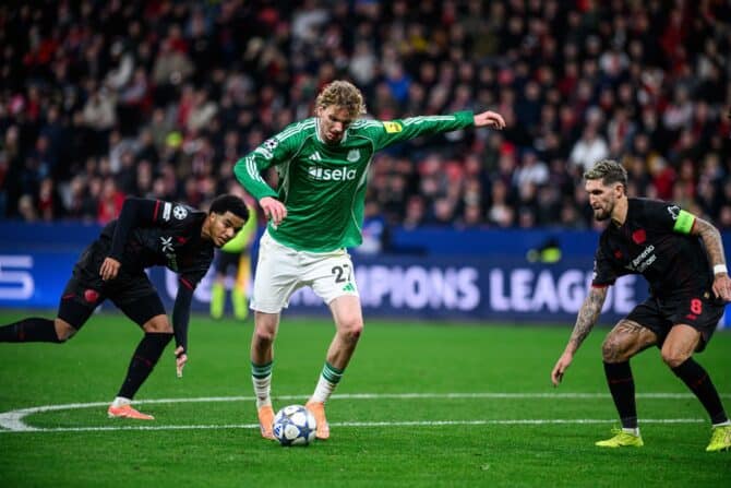 Nick Woltemade (Newcastle United) in der UEFA Champions League gegen Bayer 04 Leverkusen - zu sehen Robert Andrich (Foto Depositphotos.com)