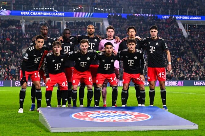 Die Mannschaft des FC Bayern München posiert vor dem Fußballspiel der 8. Spielrunde der UEFA Champions League zwischen dem PSV Eindhoven und dem FC Bayern München im Philips Stadion in Eindhoven am 28. Januar 2026. (Foto: JOHN THYS / AFP)