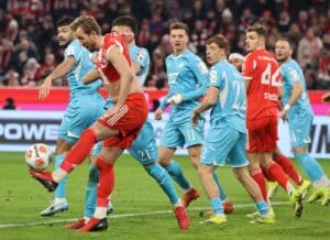 Der englische Stürmer Nr. 09 Harry Kane vom FC Bayern München spielt den Ball während des Fußballspiels der deutschen Bundesliga zwischen dem FC Bayern München und der TSG 1899 Hoffenheim am 8. Februar 2026 in München, Süddeutschland. (Foto: Alexandra BEIER / AFP)