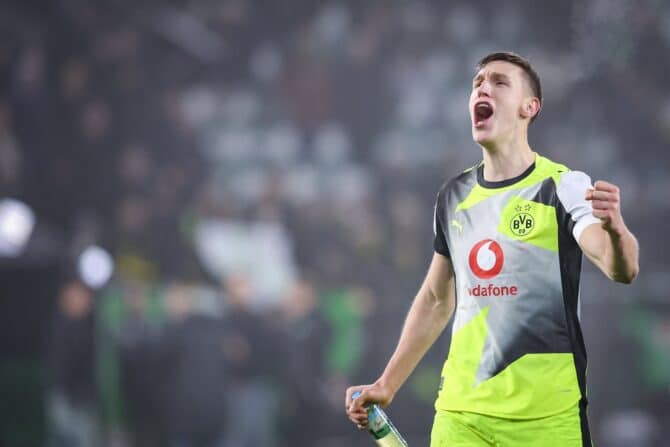 Der deutsche Verteidiger Nico Schlotterbeck (#04) von Borussia Dortmund jubelt nach dem Bundesligaspiel zwischen dem VfL Wolfsburg und Borussia Dortmund in Wolfsburg am 7. Februar 2026. (Foto: Ronny HARTMANN / AFP) / DIE DFL-REGELUNG VERBIETET JEGLICHE VERWENDUNG VON FOTOS ALS BILDERREIHEN UND/ODER QUASI-VIDEOS.