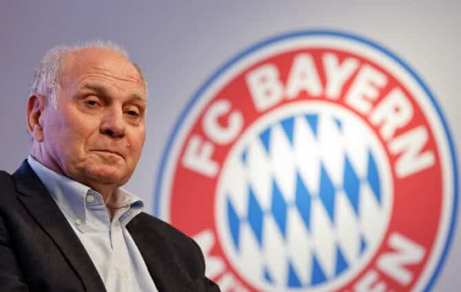 Uli Hoeneß, Vorstandsmitglied und ehemaliger Präsident des FC Bayern München, spricht während der Präsentation einer Ausstellung des deutschen Fußballvereins FC Bayern München über dessen Stadion mit dem Titel „20 Jahre Allianz Arena – Luftschloss, Wohnzimmer, Opernbühne” am 30. Juli 2025 auf dem Stadiongelände in München. (Foto: Alexandra BEIER / AFP)