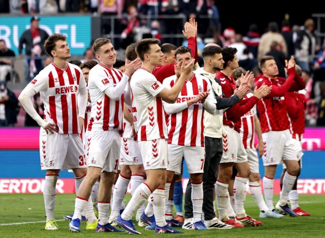 Spieler des 1. FC Köln bedanken sich nach dem Bundesliga-Spiel gegen Borussia Mönchengladbach bei den Fans im RheinEnergieStadion am 21. März 2026. Christof Koepsel / Getty Images