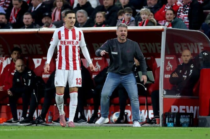 Said El Mala vom 1. FC Köln wartet an der Seitenlinie neben Cheftrainer Lukas Kwasniok während des Bundesliga-Spiels gegen den FC St. Pauli im RheinEnergieStadion am 6. Dezember 2025 in Köln. Lars Baron / Getty Images