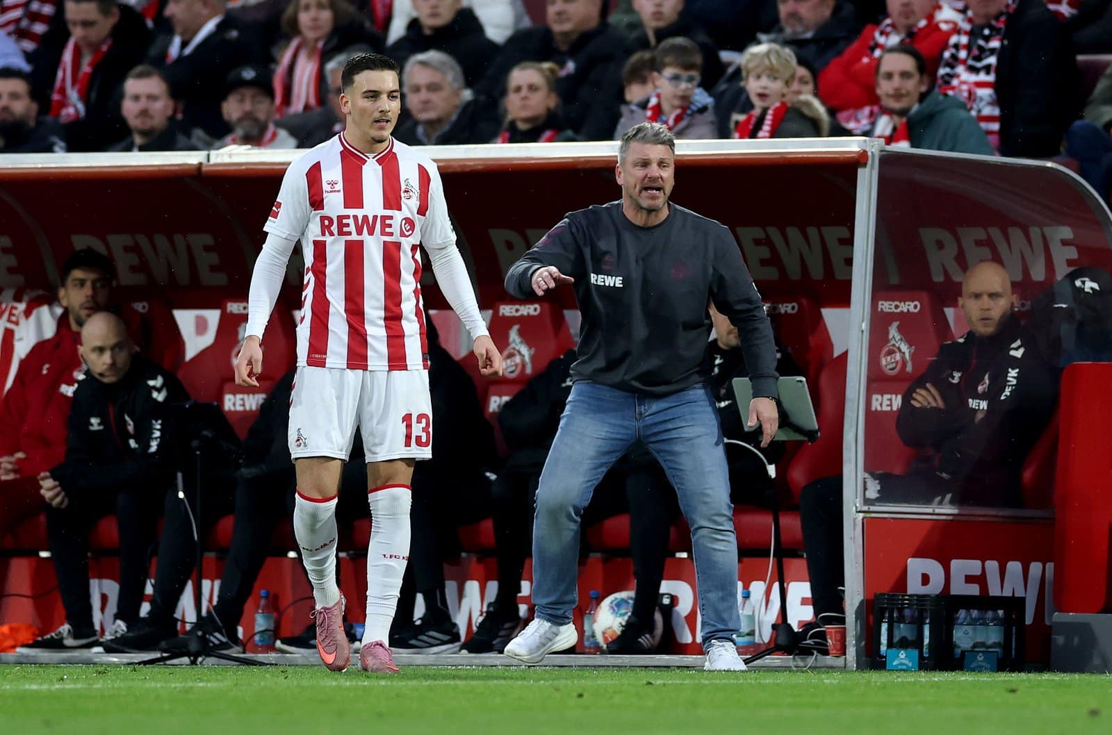 Said El Mala vom 1. FC Köln wartet an der Seitenlinie neben Cheftrainer Lukas Kwasniok während des Bundesliga-Spiels gegen den FC St. Pauli im RheinEnergieStadion am 6. Dezember 2025 in Köln. Lars Baron / Getty Images