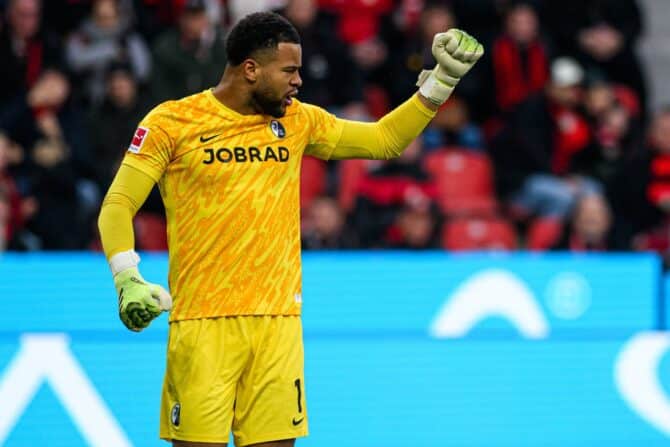 LEVERKUSEN, DEUTSCHLAND – 26. OKTOBER 2025: Noah Atubolu – Das Bundesliga-Spiel Bayer 04 Leverkusen gegen SC Freiburg in der BayArena. (Copyright Depositphotos.com)