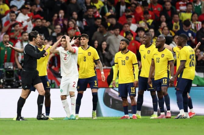 Achraf Hakimi (#2) von Marokko diskutiert mit Schiedsrichter José Luis Munuera Montero beim Länderspiel gegen Ecuador im Wanda Metropolitano in Madrid am 27. März 2026. Florencia Tan Jun / Getty Images