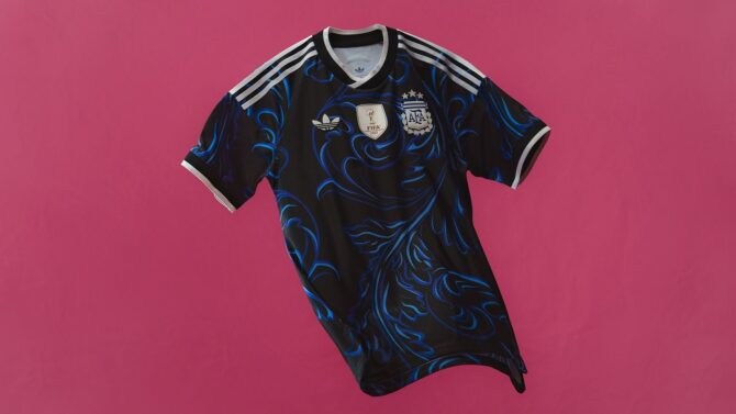Das neue adidas Originals Auswärtstrikot von Argentinien für die WM 2026 – schwarz mit leuchtend blauen Ornamenten und dem AFA-Wappen.