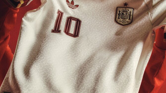 Das neue adidas Auswärtstrikot der spanischen Nationalmannschaft für die FIFA Fußball-Weltmeisterschaft 2026. Offizielles Produktfoto des Away Jerseys der La Roja. Copyright adidas