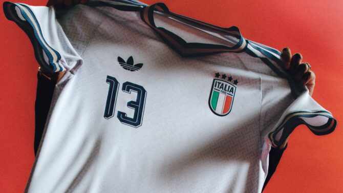 Das neue adidas Originals Auswärtstrikot von Italien für die WM 2026 – weißes Trikot mit blau-gold-grünen Details, Nummer 13 und dem FIGC-Wappen mit vier Sternen.