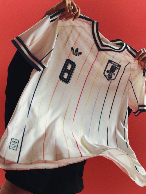 Das neue adidas Originals Auswärtstrikot von Japan für die WM 2026 – weißes Trikot mit bunten Regenbogen-Nadelstreifen und dem japanischen Verbandslogo.