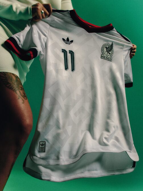 Das neue adidas Originals Auswärtstrikot von Mexiko für die WM 2026 – weißes Trikot mit grün-roten Kragen- und Ärmeldetails sowie dem mexikanischen Adlerwappen.
