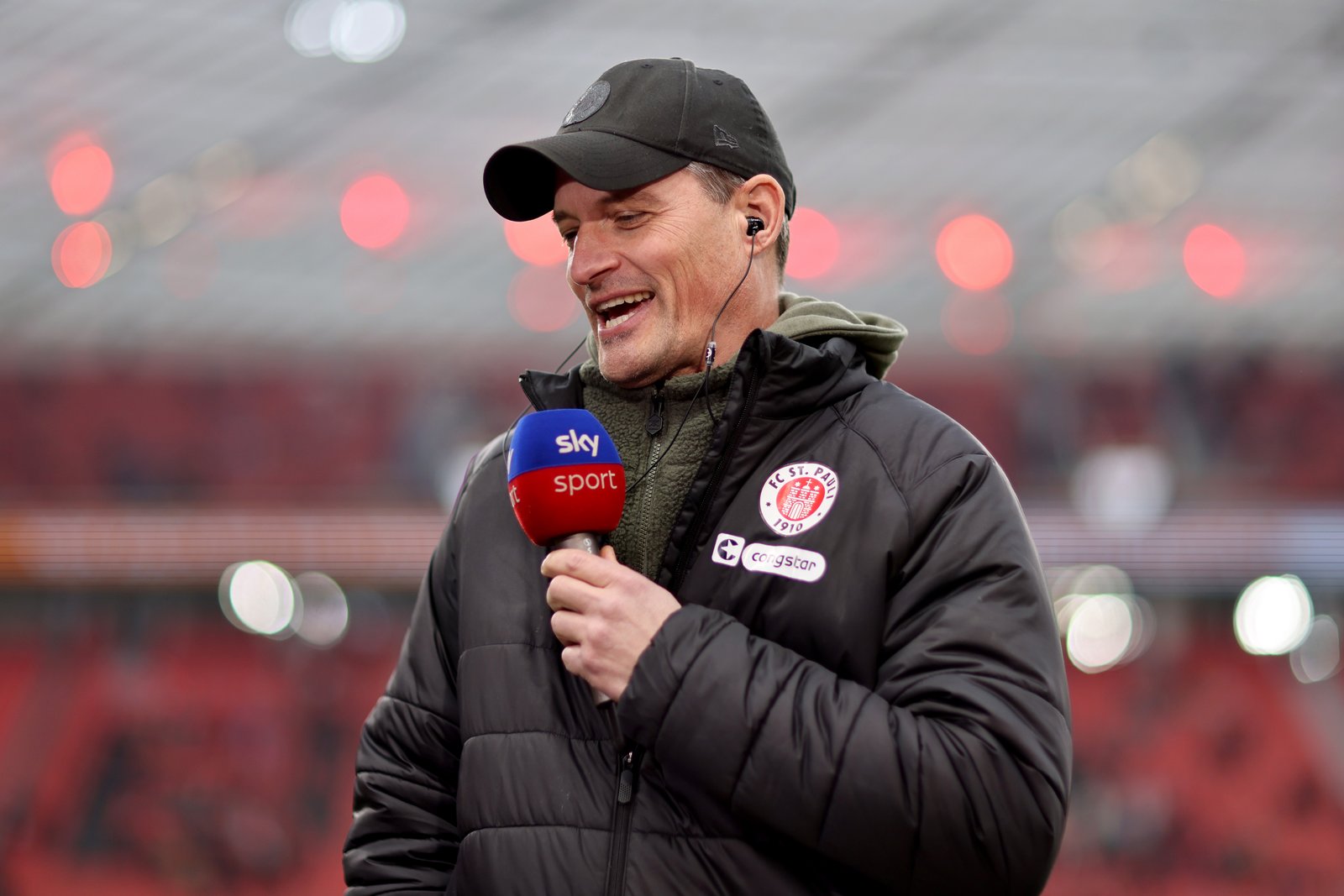 Alexander Blessin, Cheftrainer des FC St. Pauli, gibt am 14. Februar 2026 in der BayArena in Leverkusen vor dem Bundesliga-Spiel zwischen Bayer 04 Leverkusen und dem FC St. Pauli ein Interview. Foto: Christof Koepsel / Getty Images