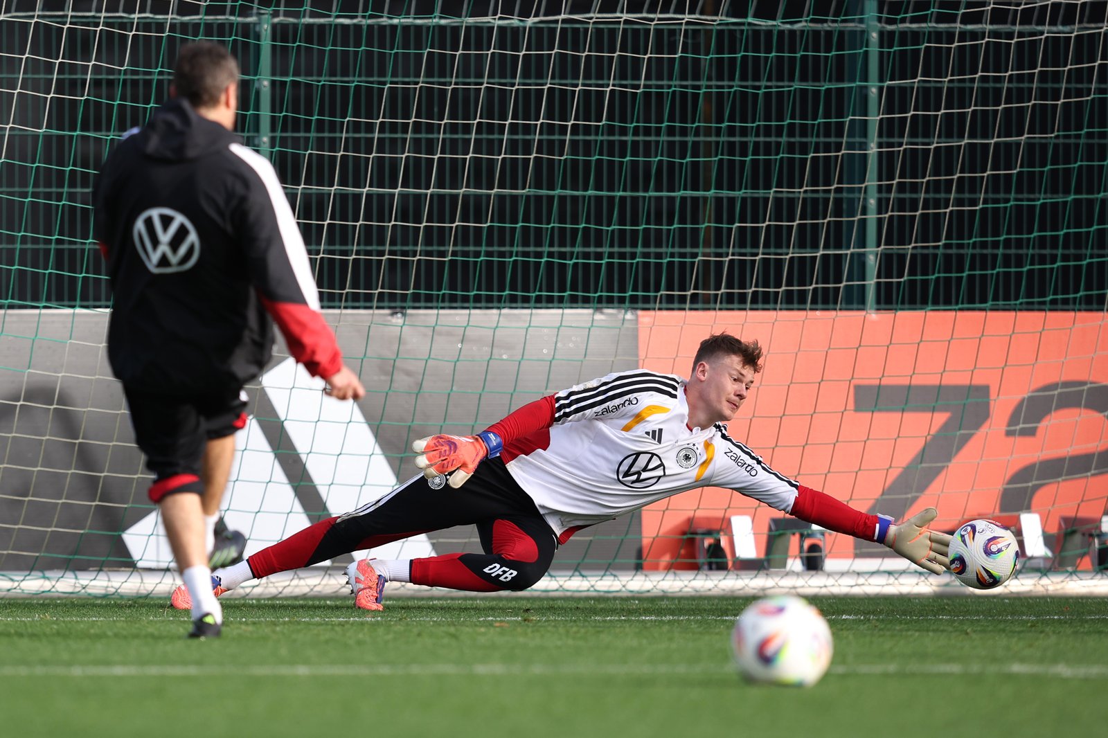Alexander Nübel übt beim Training der deutschen Nationalmannschaft mit Torwarttrainer Andreas Kronenberg am 13. November 2025 in Wolfsburg. Ronny Hartmann / Getty Images