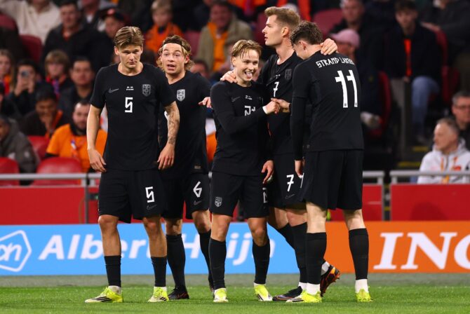 Andreas Schjelderup bejubelt mit seinen Teamkollegen seinen Treffer zum 1:0 für Norwegen im Freundschaftsspiel gegen die Niederlande am 27. März 2026 in der Johan Cruijff Arena in Amsterdam. Dean Mouhtaropoulos / Getty Images