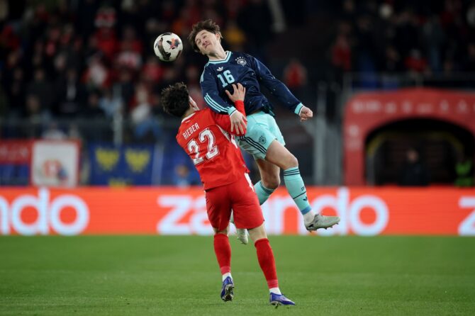 Angelo Stiller (Deutschland) im Kopfballduell mit Fabian Rieder (Schweiz) beim Länderspiel im St. Jakob-Park in Basel am 27. März 2026. Alex Grimm / Getty Images