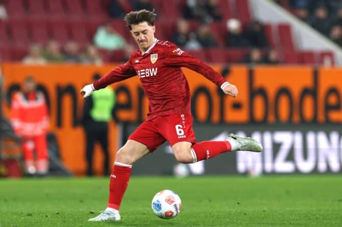 Angelo Stiller von VfB Stuttgart am Ball beim Bundesliga-Spiel zwischen dem FC Augsburg und dem VfB Stuttgart in der WWK-Arena am 22. März 2026 in Augsburg. Alexander Hassenstein / Getty Images