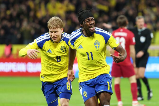Anthony Elanga feiert mit Teamkollege Daniel Svensson seinen Treffer zum 1:0 für Schweden im WM-Qualifikations-Play-off gegen Polen am 31. März 2026 in der Strawberry Arena in Solna. Michael Campanella / Getty Images